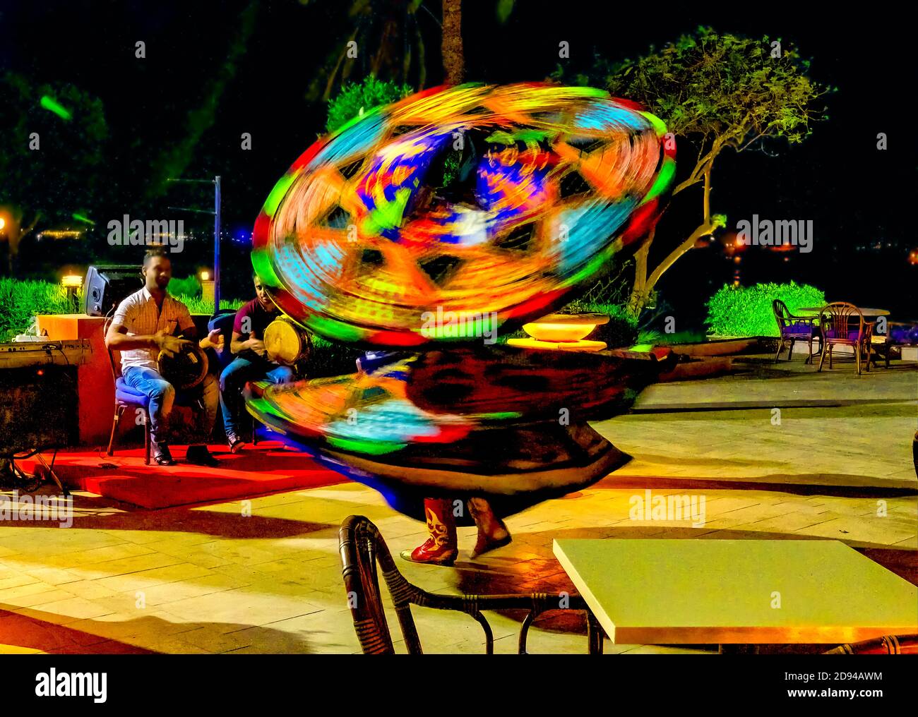 Bailarín derviche que representa la danza tradicional egipcia conocida como Tannoura Foto de stock
