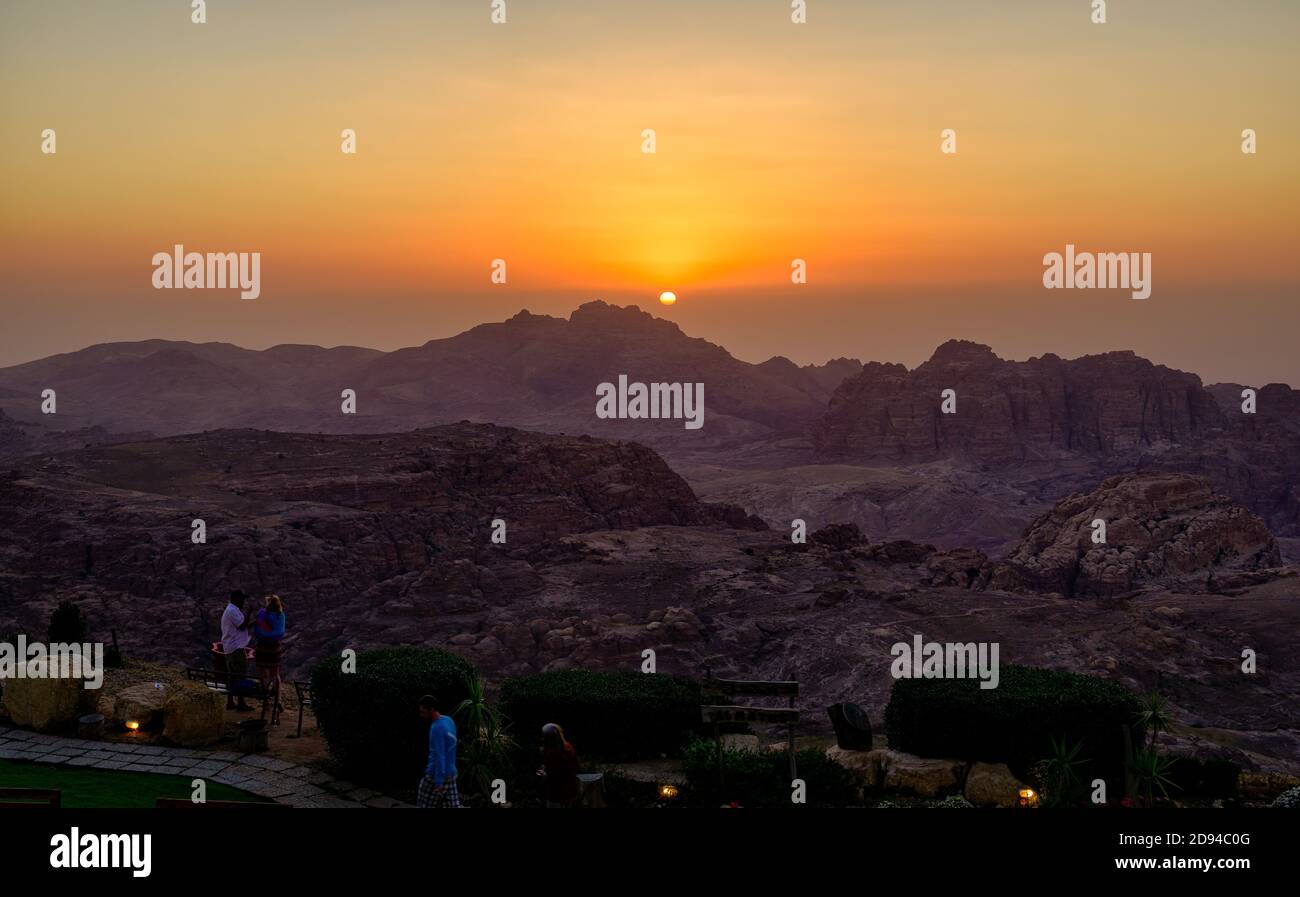 Puesta de sol detrás del Monte Hor, también conocido como la Montaña de Aaron, en Petra Jordania Foto de stock