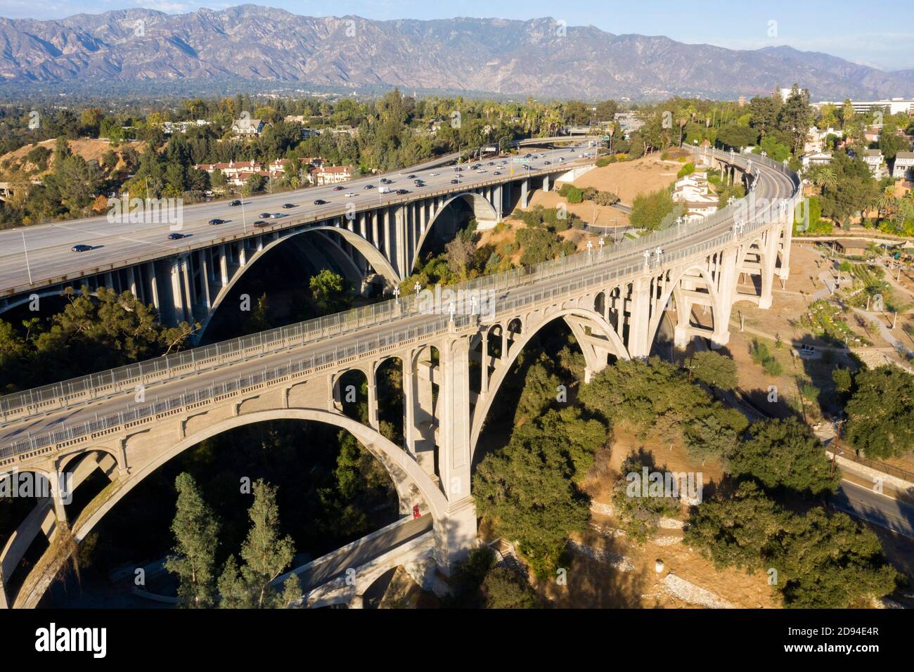Vista aérea del histórico puente arqueado de la calle Colorado sobre el Arroyo Seco en Pasadena, California Foto de stock