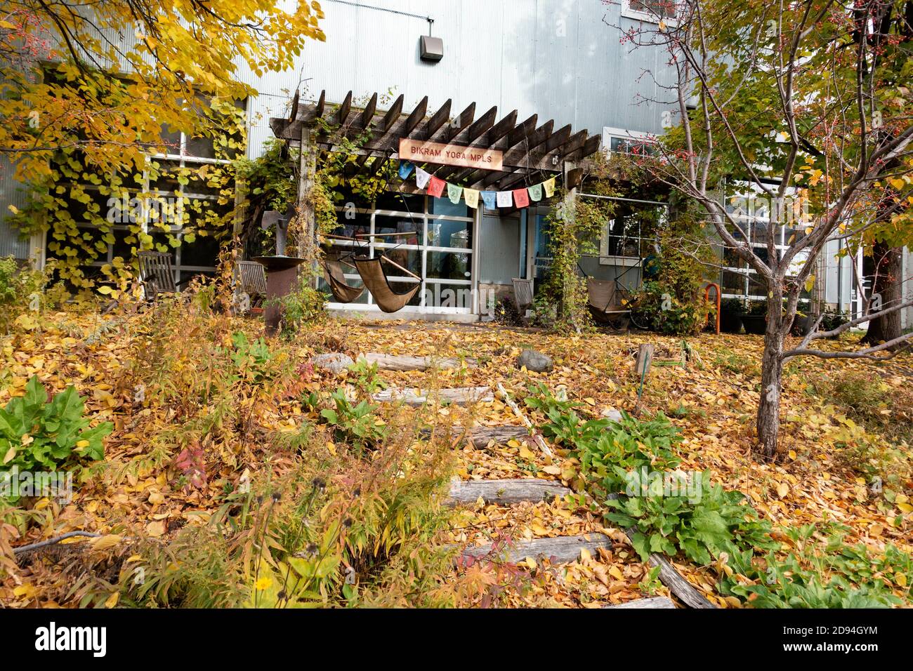 Una vista del estudio de yoga Bikram en el sendero para caminar en bicicleta por Midtown Greenway. Minneapolis Minnesota MN EE.UU Foto de stock