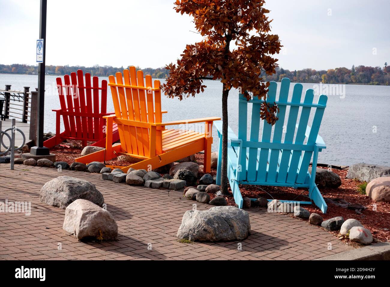 Jumbo coloridas sillas adriáticas con vistas al lago BDE Maka Ska. Minneapolis Minnesota MN EE.UU Foto de stock