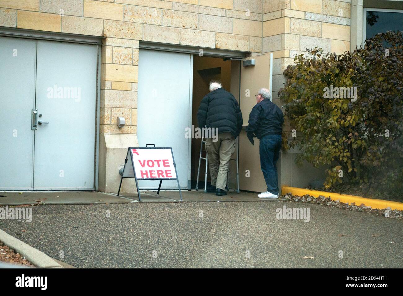 Dos ciudadanos mayores van a votar en la Universidad de St. Thomas. St Paul Minnesota MN EE.UU Foto de stock