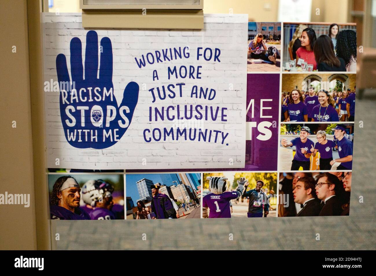 Señal que muestra que el racismo se detiene con cada persona. St Paul Minnesota MN EE.UU Foto de stock