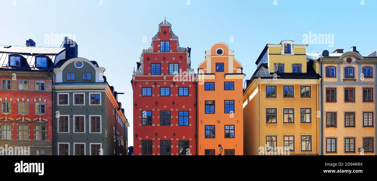 Casas tradicionales de colores en el casco antiguo (Gamla Stan) de Estocolmo, Suecia Foto de stock