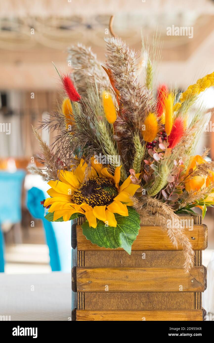 Otoño y otoño arreglos florales en la mesa - ideal para las vacaciones de  Acción de  de otoño de hermosas flores, calabaza en caja de  madera. Festivo Fotografía de stock -