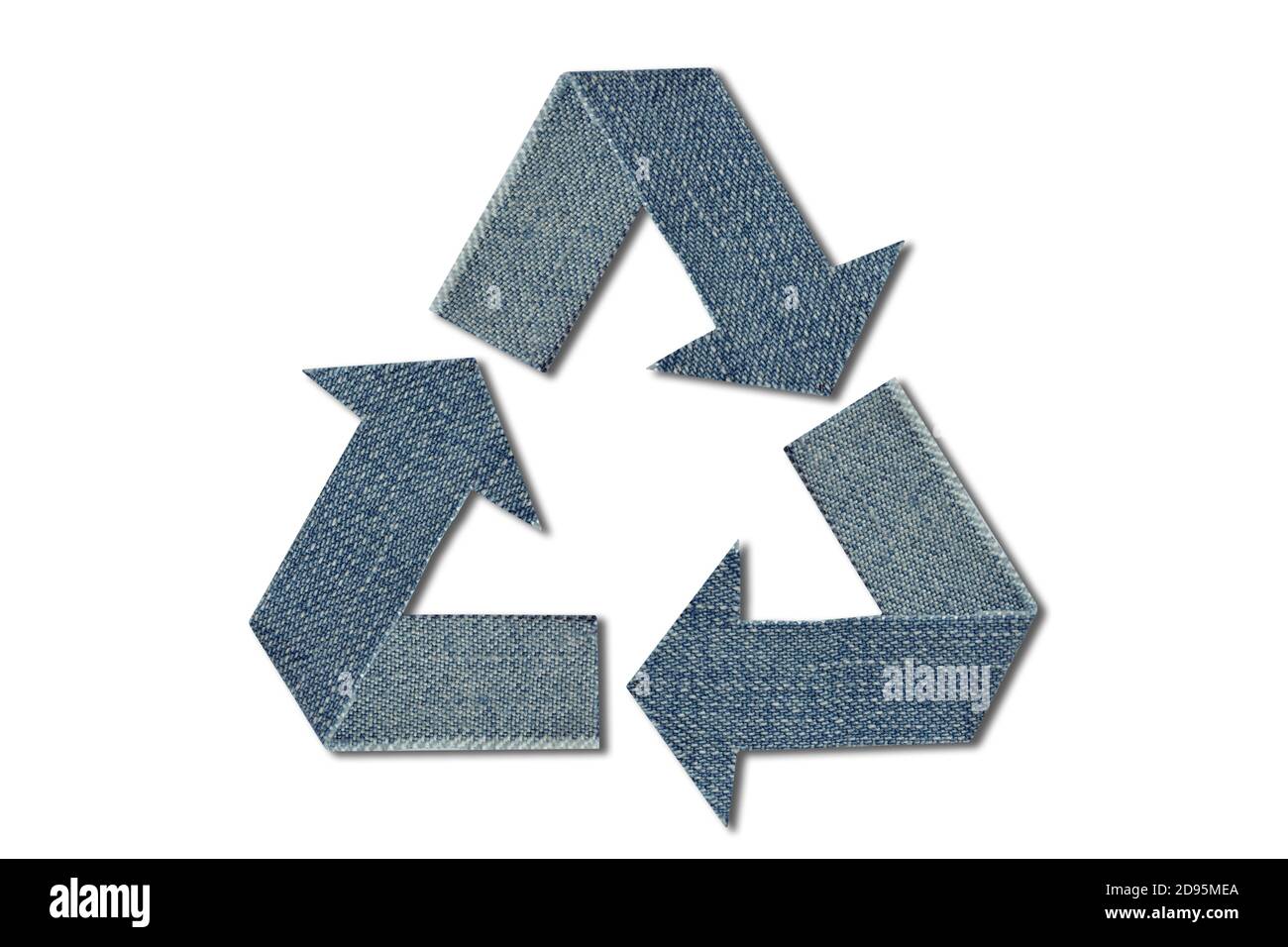 Símbolo de reciclaje hecho de tela vaquera sobre fondo blanco - Concepto de ecología Foto de stock
