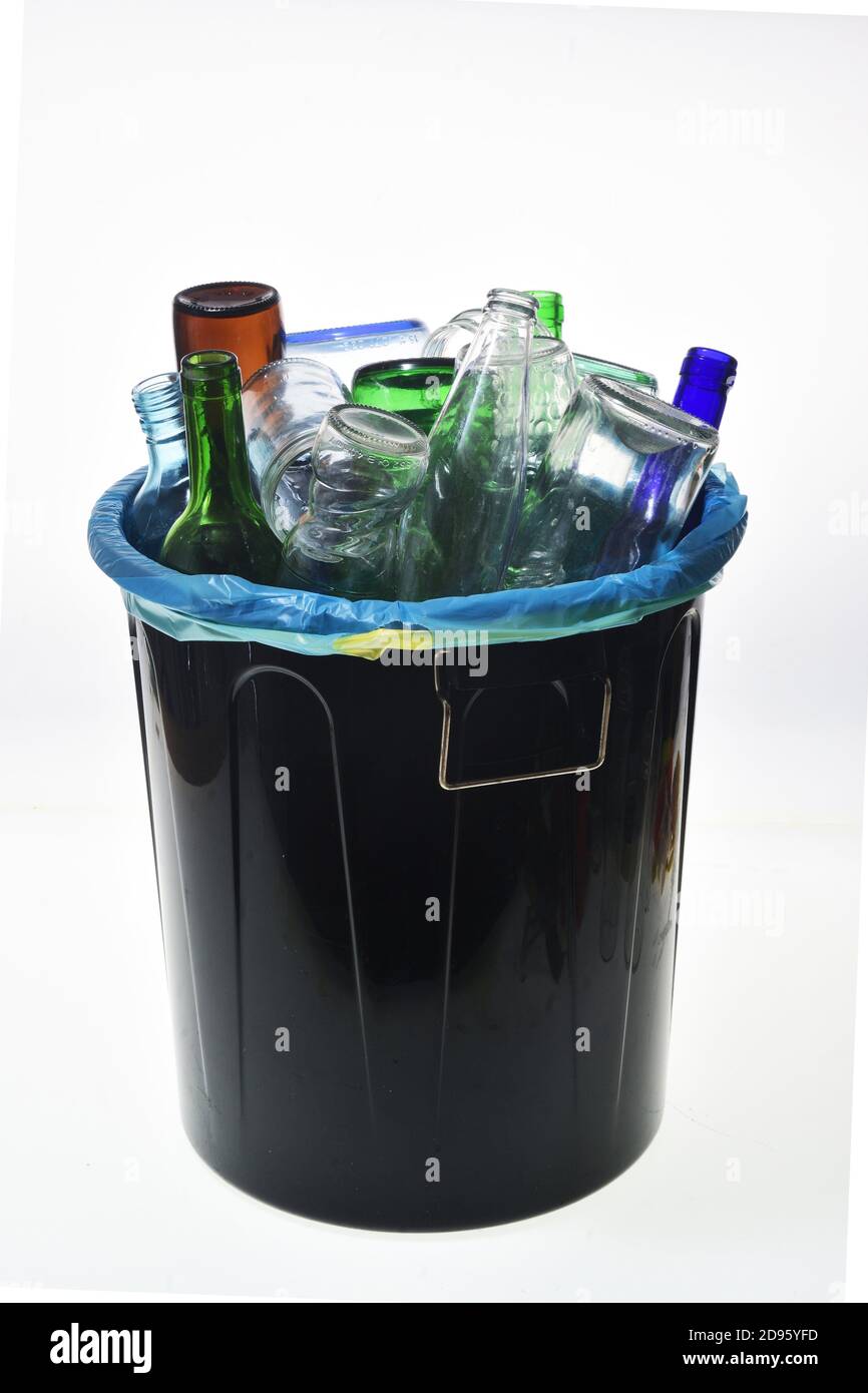 la basura y los tarros pueden con botellas para reciclar sobre fondo blanco  Fotografía de stock - Alamy