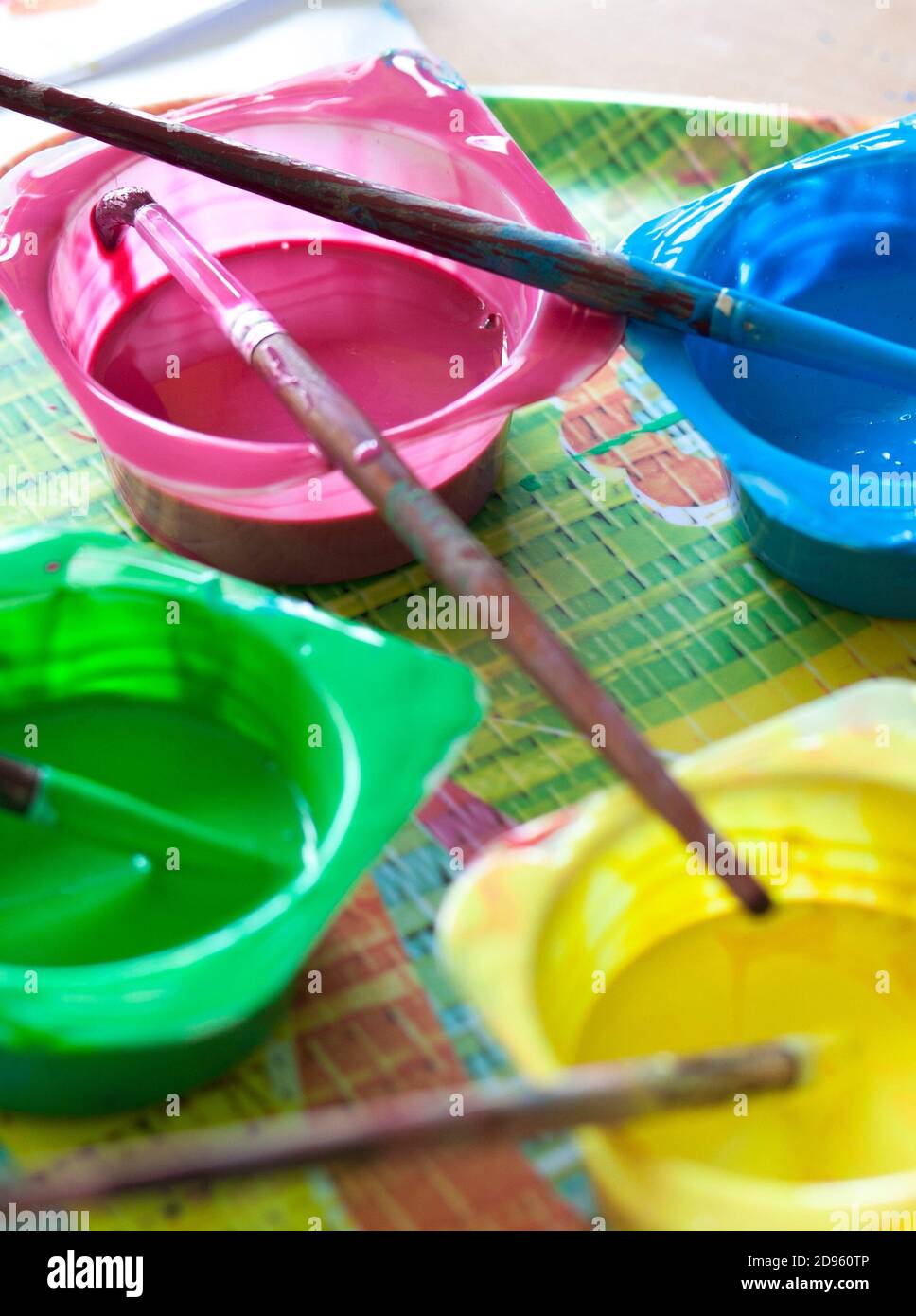 Lavable Tempera y cepillos de pintura redondeados. Tazas de yogur reutilizadas como envases de pintura. Foto de stock