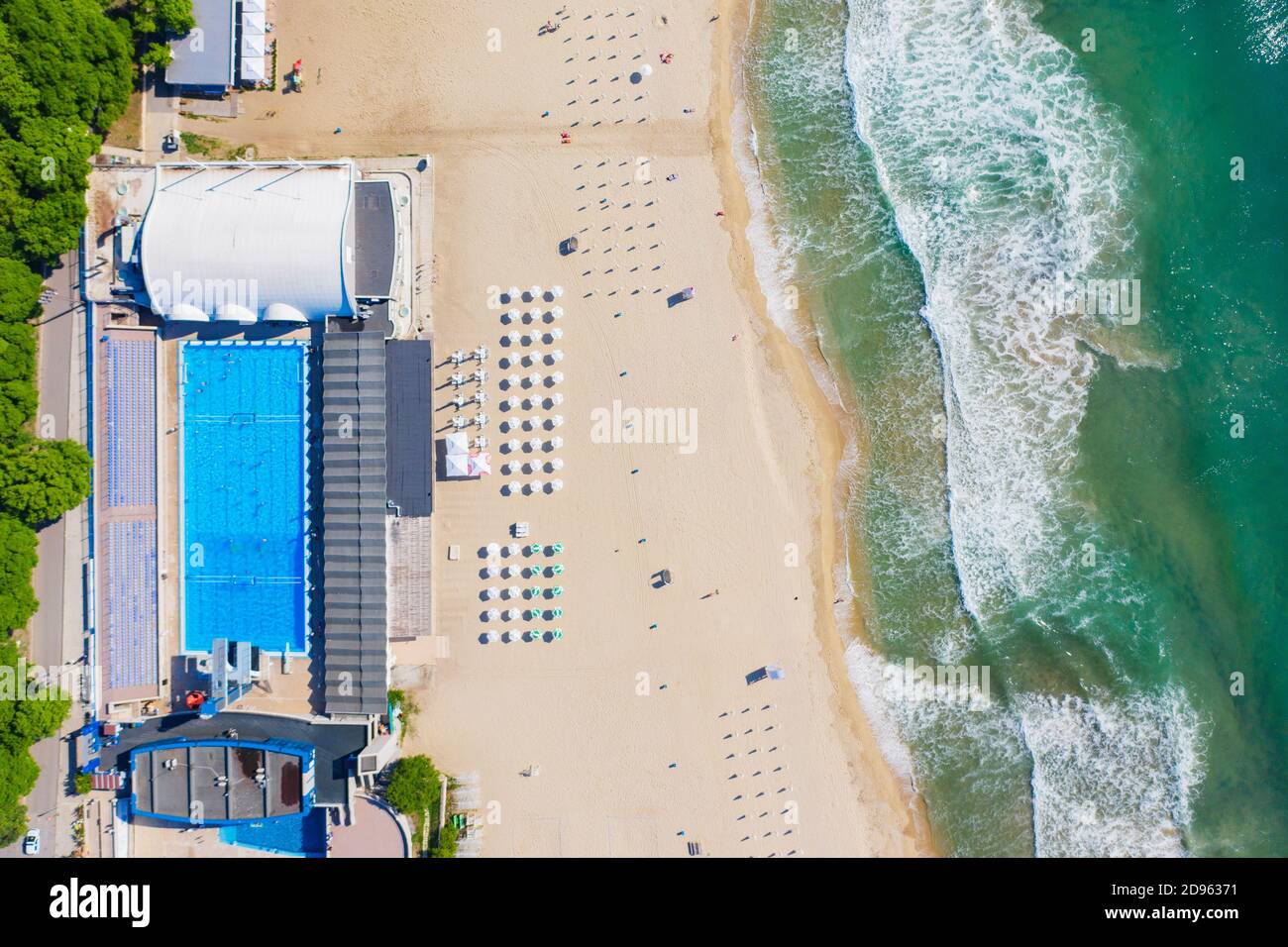 Europa, Bulgaria, Varna, vista aérea de la piscina al lado de la playa Foto de stock
