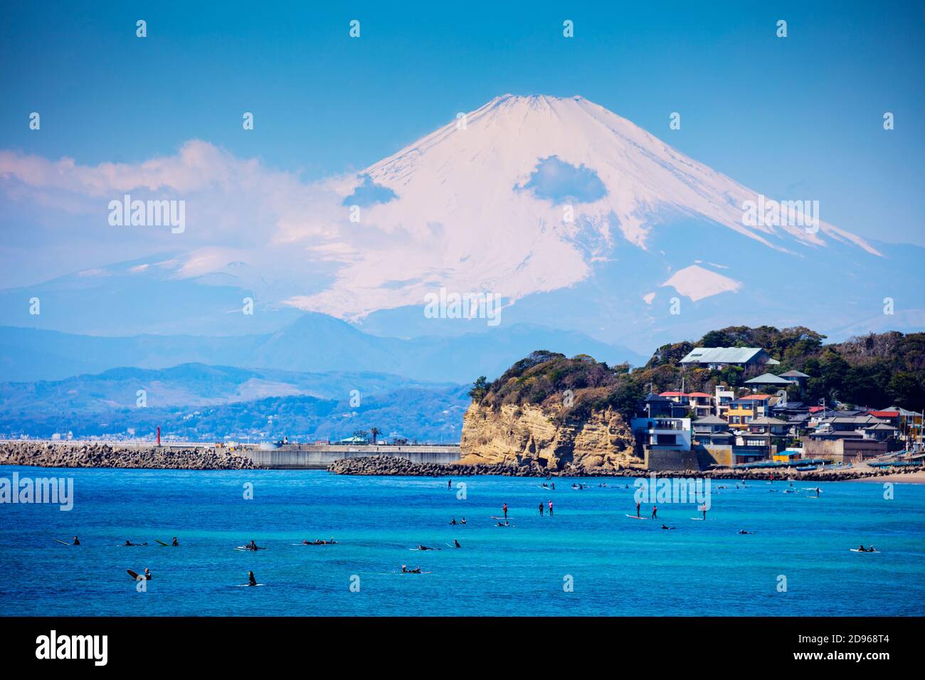 Asia, Japón, Honshu, prefectura de Kanagawa, surfistas cerca del Monte Fuji (3776m) Foto de stock