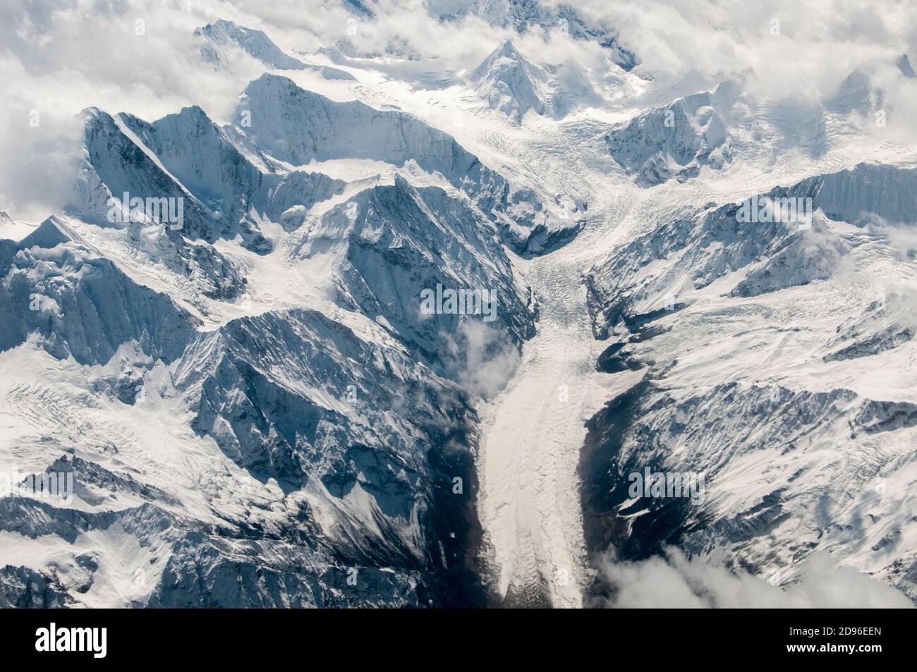 Antena de un glaciar del Himalaya en el este del Tíbet, China Foto de stock