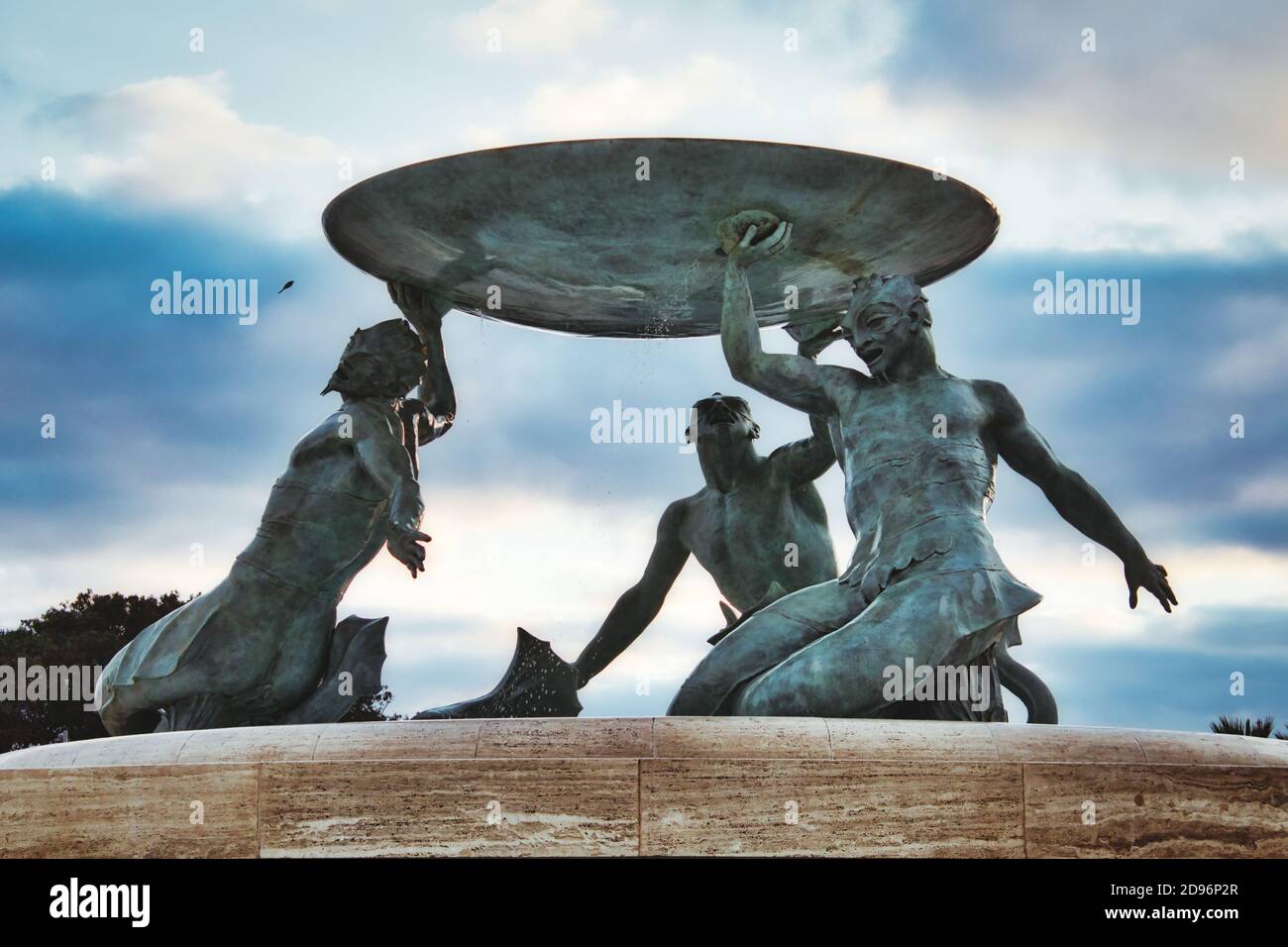 Valletta, Malta - Enero 01 2020: Fuente de Triton en bronce en la puerta de la ciudad de Valletta, Malta, vista desde abajo Foto de stock