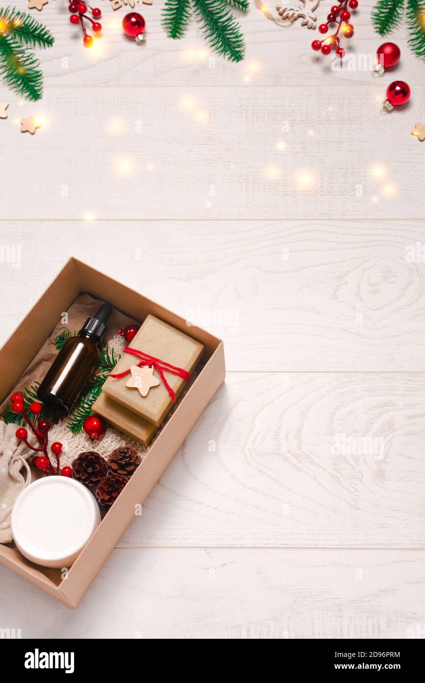 Hermosa caja de regalo con cosméticos orgánicos sobre fondo de madera. Cristal, decoraciones de madera. Concepto de Navidad sin desperdicio. Plano, vista superior Fotografía de stock - Alamy Hermosa caja de regalo con cosméticos orgánicos sobre fondo de madera. Cristal, decoraciones de madera. Concepto de Navidad sin desperdicio. Plano, vista superior Fotografía de stock - Alamy