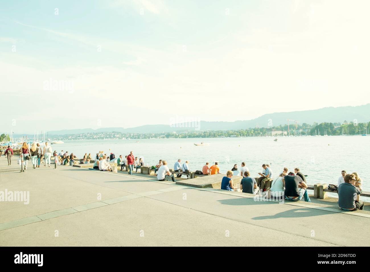 Zurich, Suiza - 23 de julio de 2014: Gente socializando en la orilla del lago de Zurich en Suiza Foto de stock