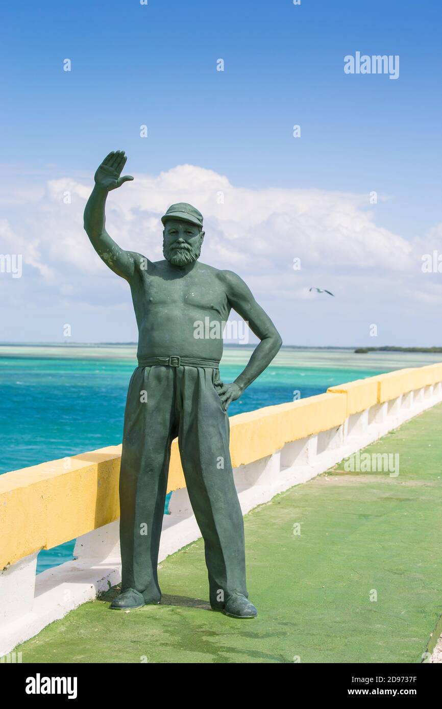 Cuba, Provincia de Ciego de Ávila, Jardines del Rey, estatua de Ernest Hemingway en la calzada que une Cayo Coco con Cayo Guillermo Foto de stock