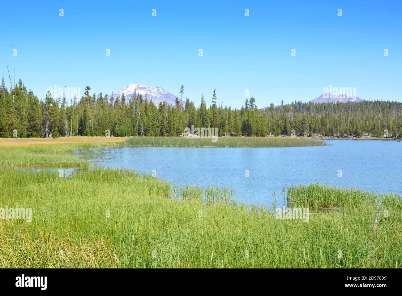 Elk Lake y Mount Bachelor, Oregon, Estados Unidos Foto de stock