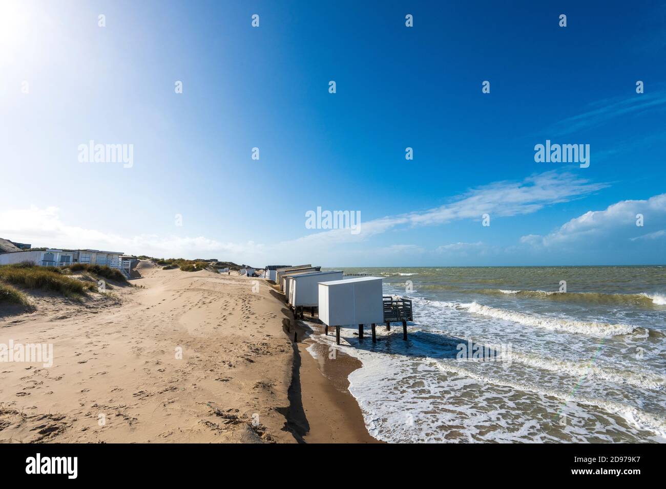 Cabañas de playa invadidas por el mar, durante las mareas altas, Sangatte, Pas de Calais, Francia Foto de stock
