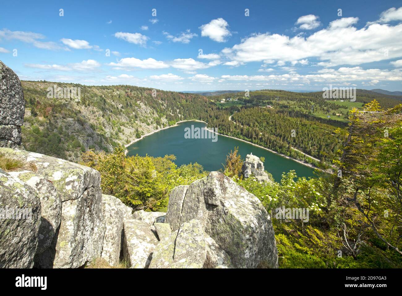 Lago blanco visto desde la roca del castillo de Hans, Orbey, Haut-Rhin, Francia Foto de stock