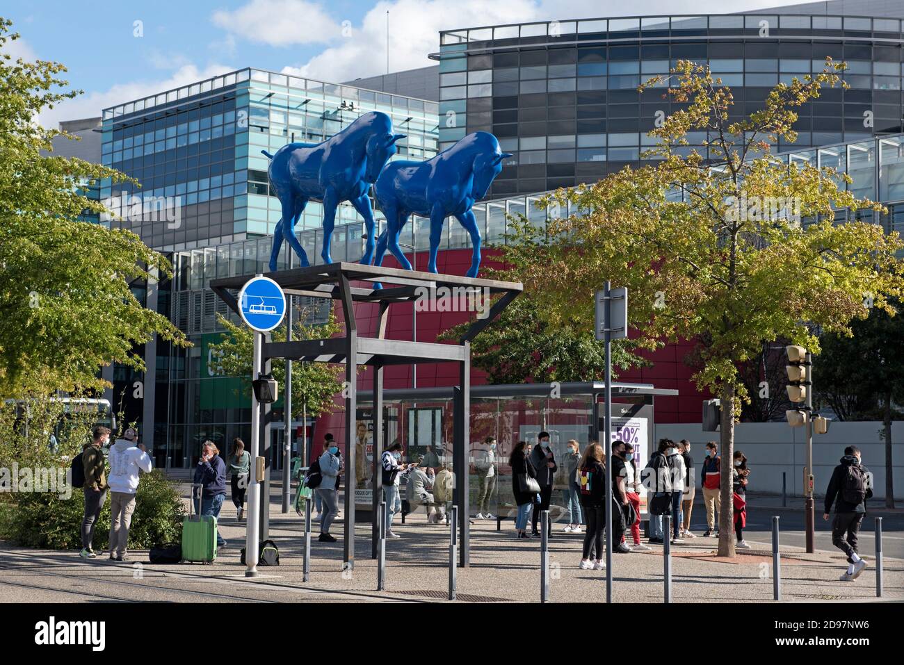 Les ''Chevaux Bleus'' de l'artiste Assan Smati, surplombant la ligne de tram entre la gare et l'Ilot Poste-Weiss (Architectes: ECDM), quartier Foto de stock