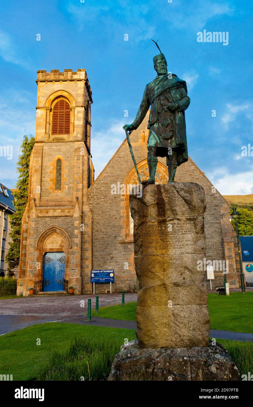 Estatua de bronce, Donald Cameron de Lochiel, Clan Cameron, Duncansburgh Iglesia Parroquial Macintosh, el Desfile, Town Park, Fort William, Lochaber, Escocés Foto de stock