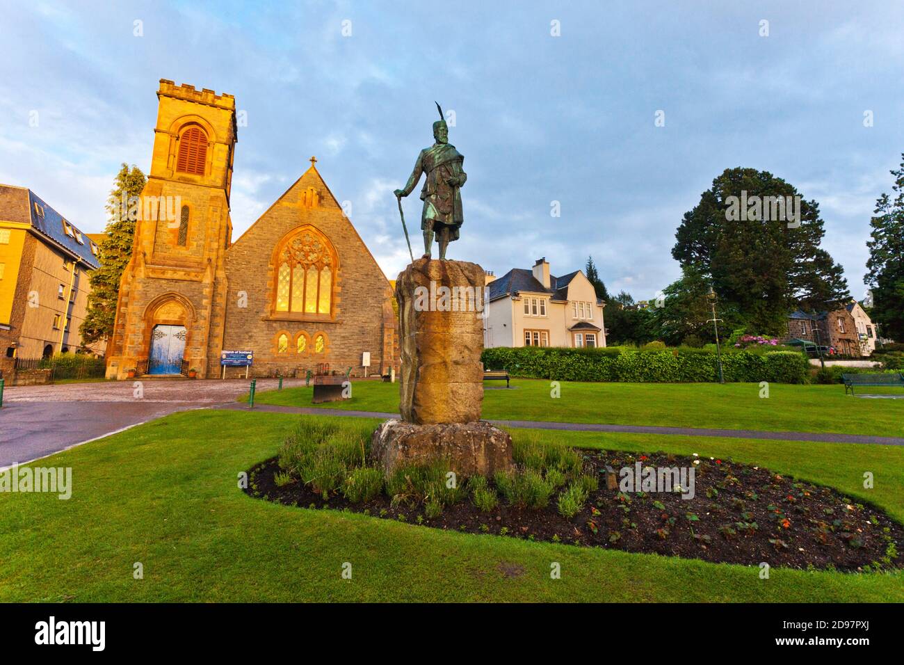 Estatua de bronce, Donald Cameron de Lochiel, Clan Cameron, Duncansburgh Iglesia Parroquial Macintosh, el Desfile, Town Park, Fort William, Lochaber, Escocés Foto de stock