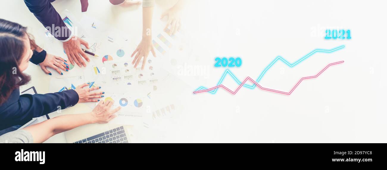 Gente de negocios discutiendo el concepto de objetivos del año de desarrollo 2021, Businessman señalador gráfico corporativo futuro crecimiento plan a partir de 2020 Foto de stock