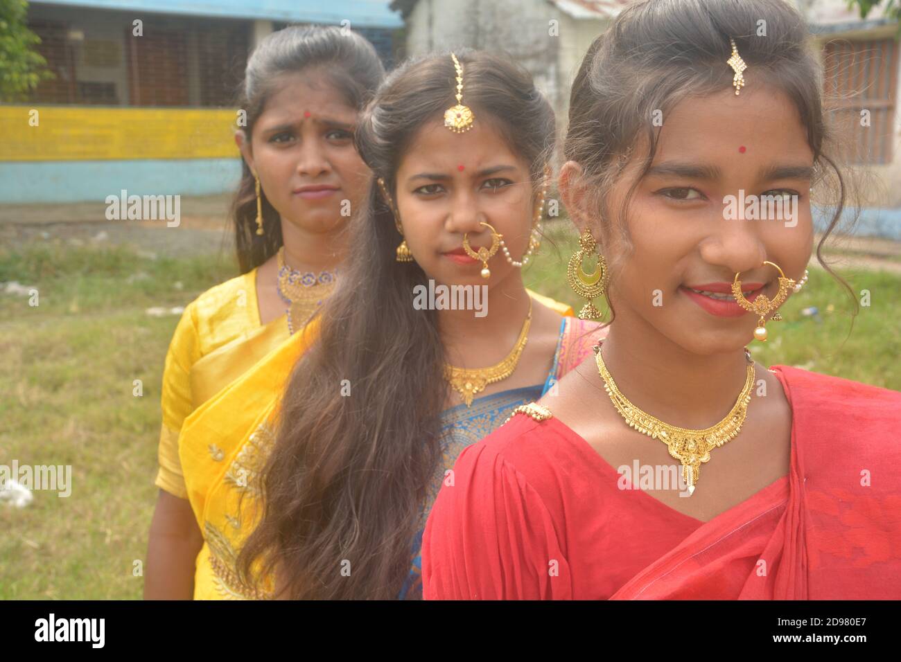 Primer plano de tres adolescentes indias con sari oro nariz anillo maang tikka collar pendientes con Maquillo, enfoque selectivo Foto de stock