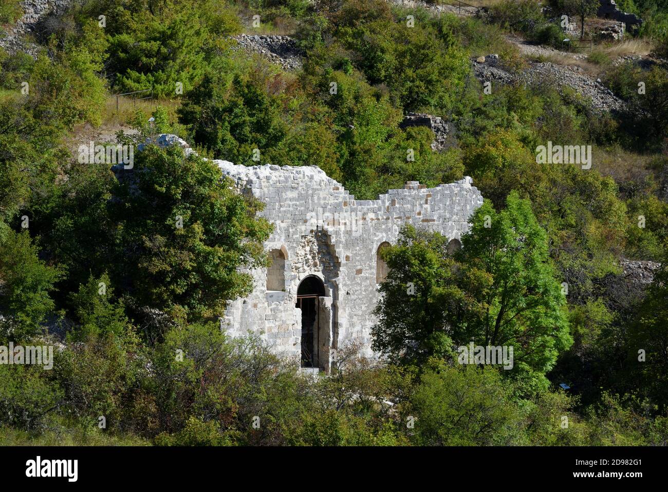 Iglesia en ruinas de Saint André (c la reonesc 136) en la aldea abandonada O Ruinas de Petra Castellana Castellane Alpes-de-Haute-Provence Provenza Francia Foto de stock