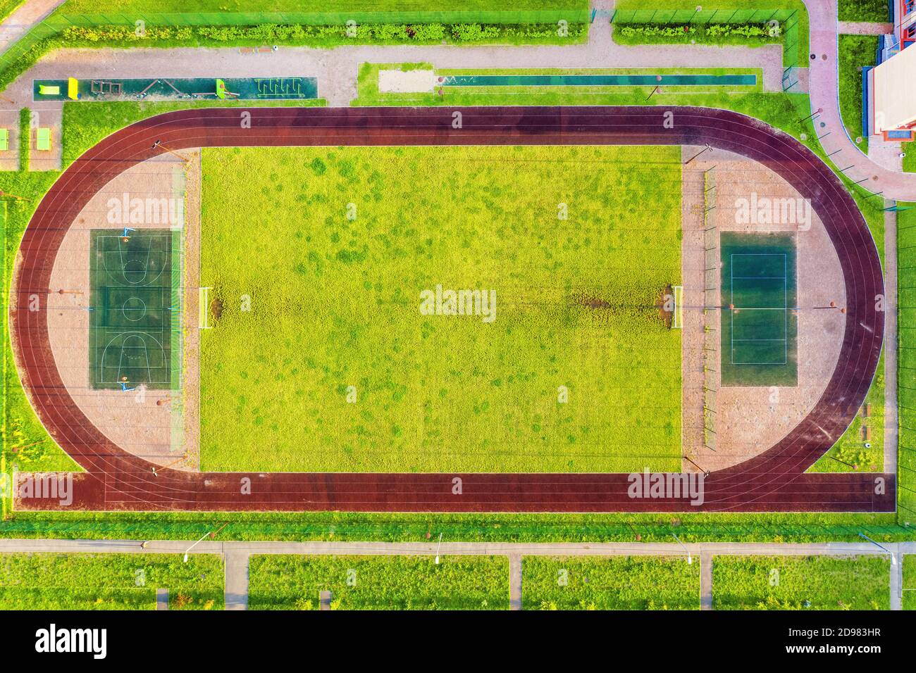 Pequeño estadio con pista de atletismo, campo de fútbol, cancha de