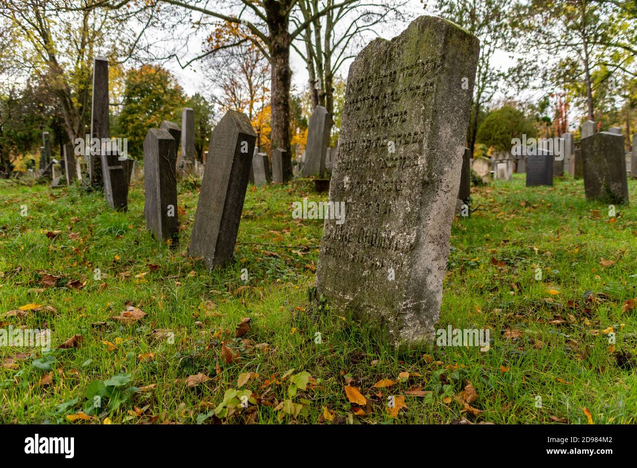 Antiguas tumbas judías en el Cementerio Central de Viena en noviembre