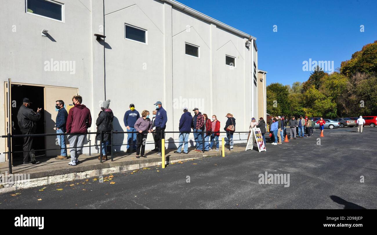 Altoona, Pensilvania, EE.UU. 3 de noviembre de 2020. La gente se alinean para votar en la Iglesia Bíblica de Altoona en Altoona, Pennsylvania el día de las elecciones, 2020 para emitir sus votos. El condado de Blair, Pensilvania, es alrededor del 70 por ciento republicano. Los votantes aquí dicen que no esperaron más de 30 minutos para votar. Tim Boyles/Alamy Live News Foto de stock