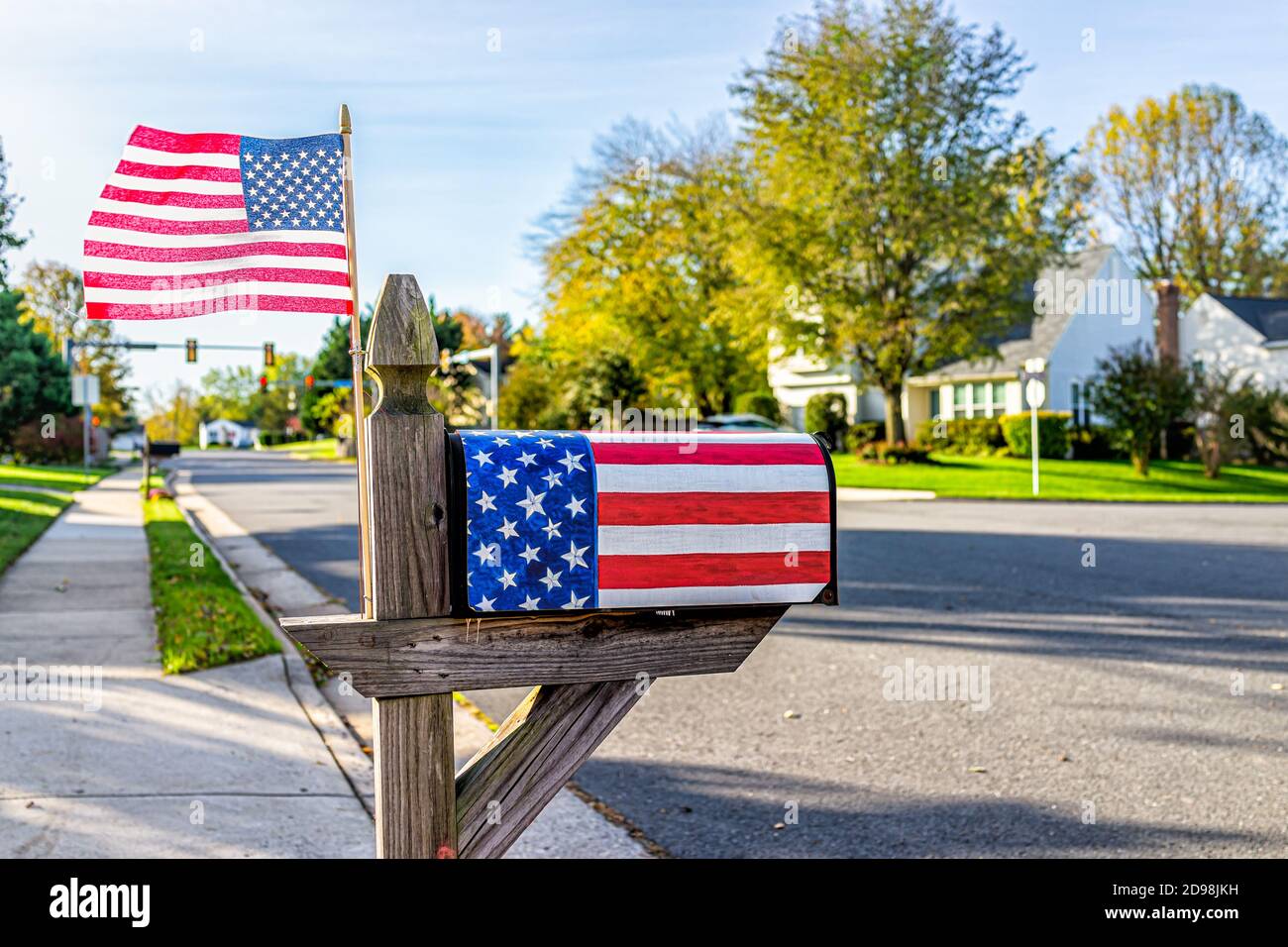 Condado de Fairfax en el norte de Virginia con buzón patriótico en las elecciones Año con diseño de rayas de estrellas y bandera americana que ondea viento por calle Foto de stock