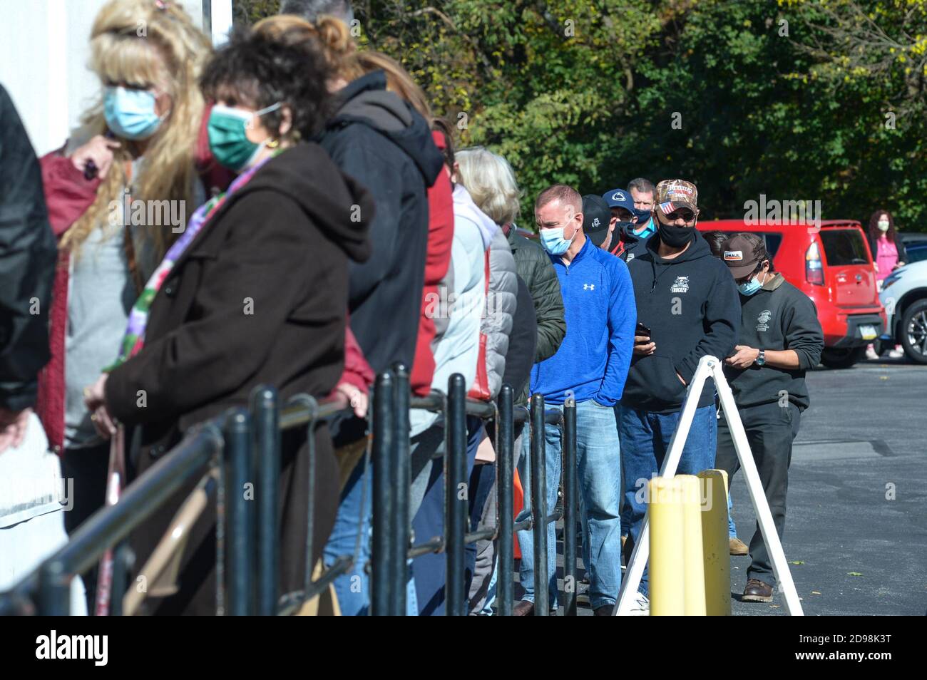 Altoona, Pensilvania, EE.UU. 3 de noviembre de 2020. La gente se alinean para votar en la Iglesia Bíblica de Altoona en Altoona, Pennsylvania el día de las elecciones, 2020 para emitir sus votos. El condado de Blair, Pensilvania, es alrededor del 70 por ciento republicano. Los votantes aquí dicen que no esperaron más de 30 minutos para votar. Tim Boyles/Alamy Live News Foto de stock