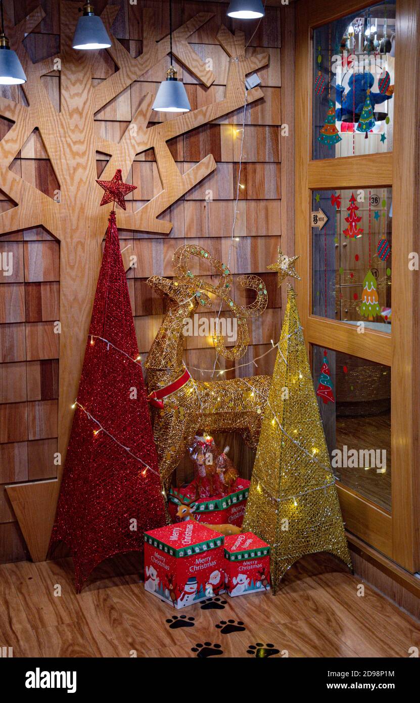 Shanghai, China - 10 24 2020: Árboles de Navidad creativos alternativos con  luces de cuerda dorada y cajas de regalo para las vacaciones. Árbol de  Navidad brillante hecho a mano Fotografía de stock - Alamy