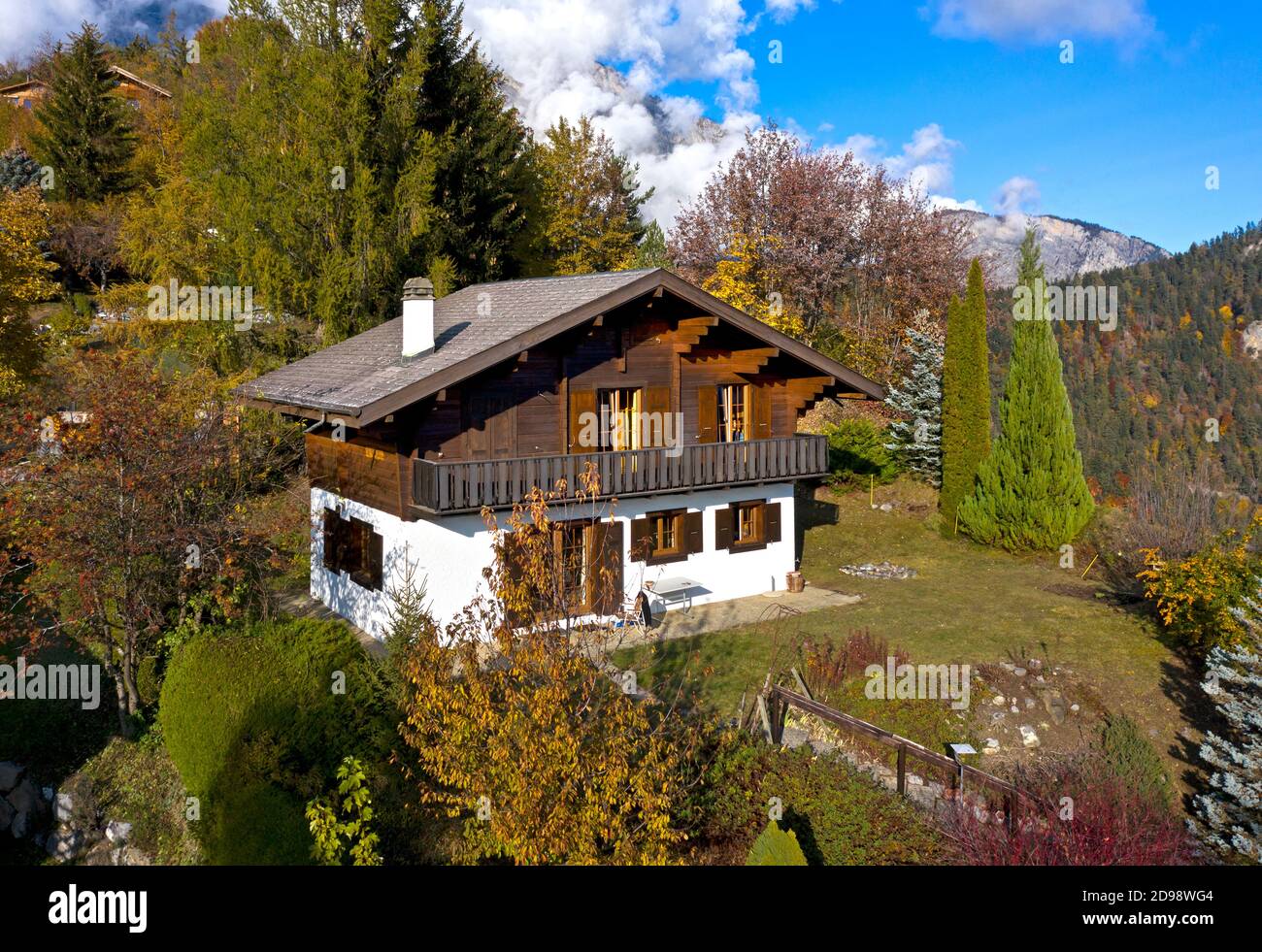 Casa Suiza clásica, Leytron, Valais, Suiza Foto de stock