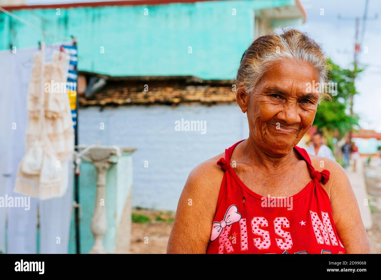 Retrato de una anciana cubana mirando la cámara. Trinidad, Sancti Spíritus, Cuba, América Latina y el Caribe Foto de stock