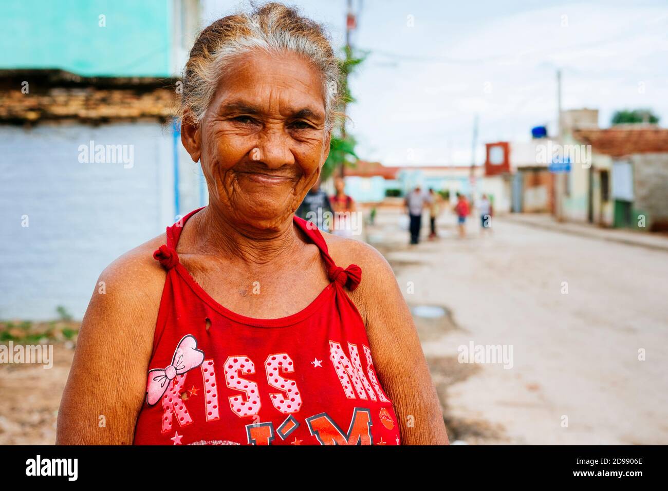Retrato de una anciana cubana mirando la cámara. Trinidad, Sancti Spíritus, Cuba, América Latina y el Caribe Foto de stock