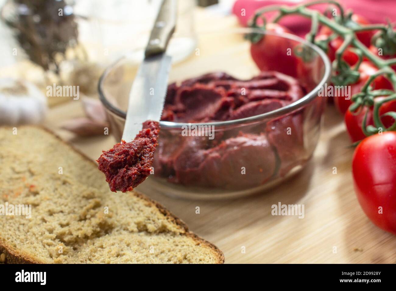 Productos sicilianos: Un tazón de salsa de tomate concentrado llamado 'astratto' Foto de stock