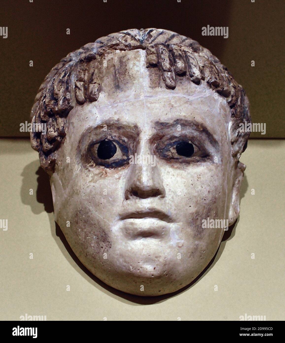 Máscara funeraria de gran realismo, para ser colocado directamente en la cara del difunto, los ojos se hacen con mica, las pupilas son de color negro, el período Graeco-Romano (332 AC -395 AD) griego, romano. Foto de stock