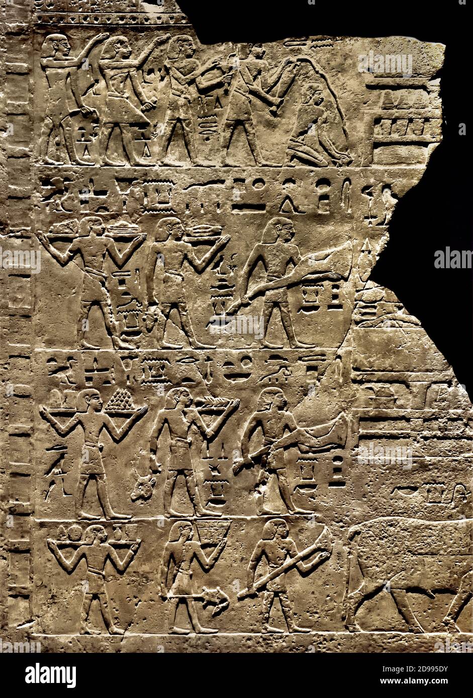 Fragmento de pared de la tumba de Neferkhau y Satbahetep (las escenas están relacionadas con la comida funeraria.) El fallecido Neferkhau y una mujer llamada Satbahetep, el registro superior está reservado a los sacerdotes. Los otros tres registros muestran que los portadores que traen bienes para la ka del fallecido Satbahetep, durante el banquete funerario. 1ER PERÍODO INTERMEDIO 2181–2055 AC Egipto, egipcio. Foto de stock