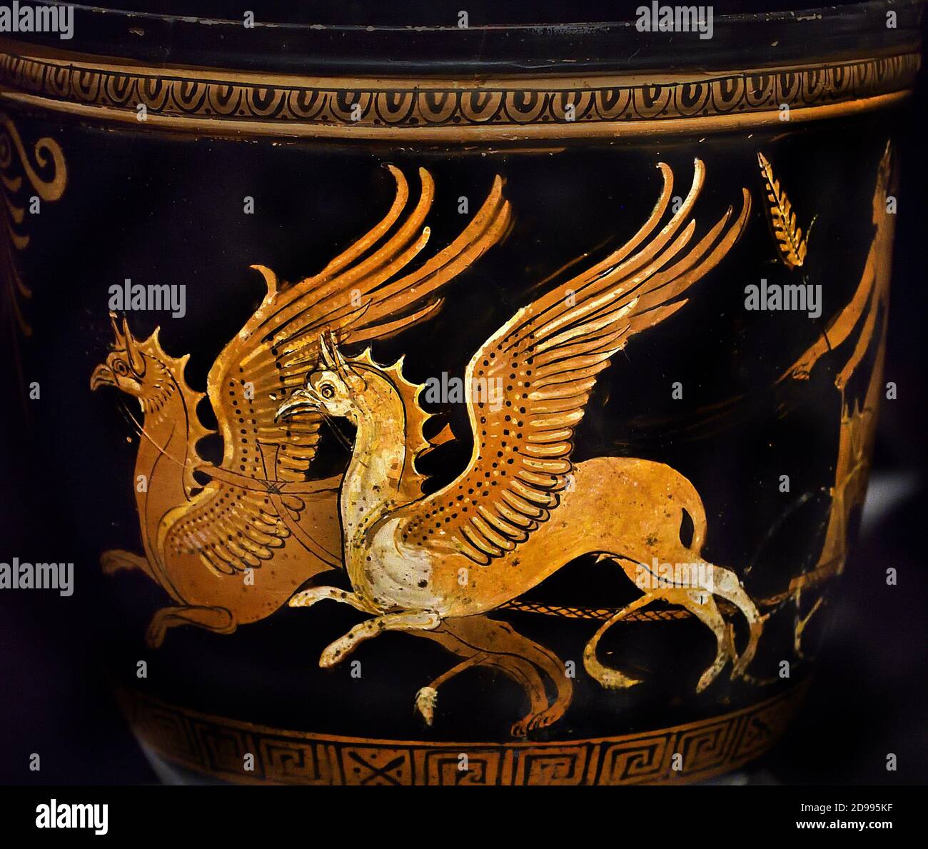 Griffins alado dirigido por Nike Situla Greek, Grecia, ( Griffins, animales  que son medio águila y medio león, representó sabiduría, fuerza, y astucia  en la mitología griega Fotografía de stock - Alamy