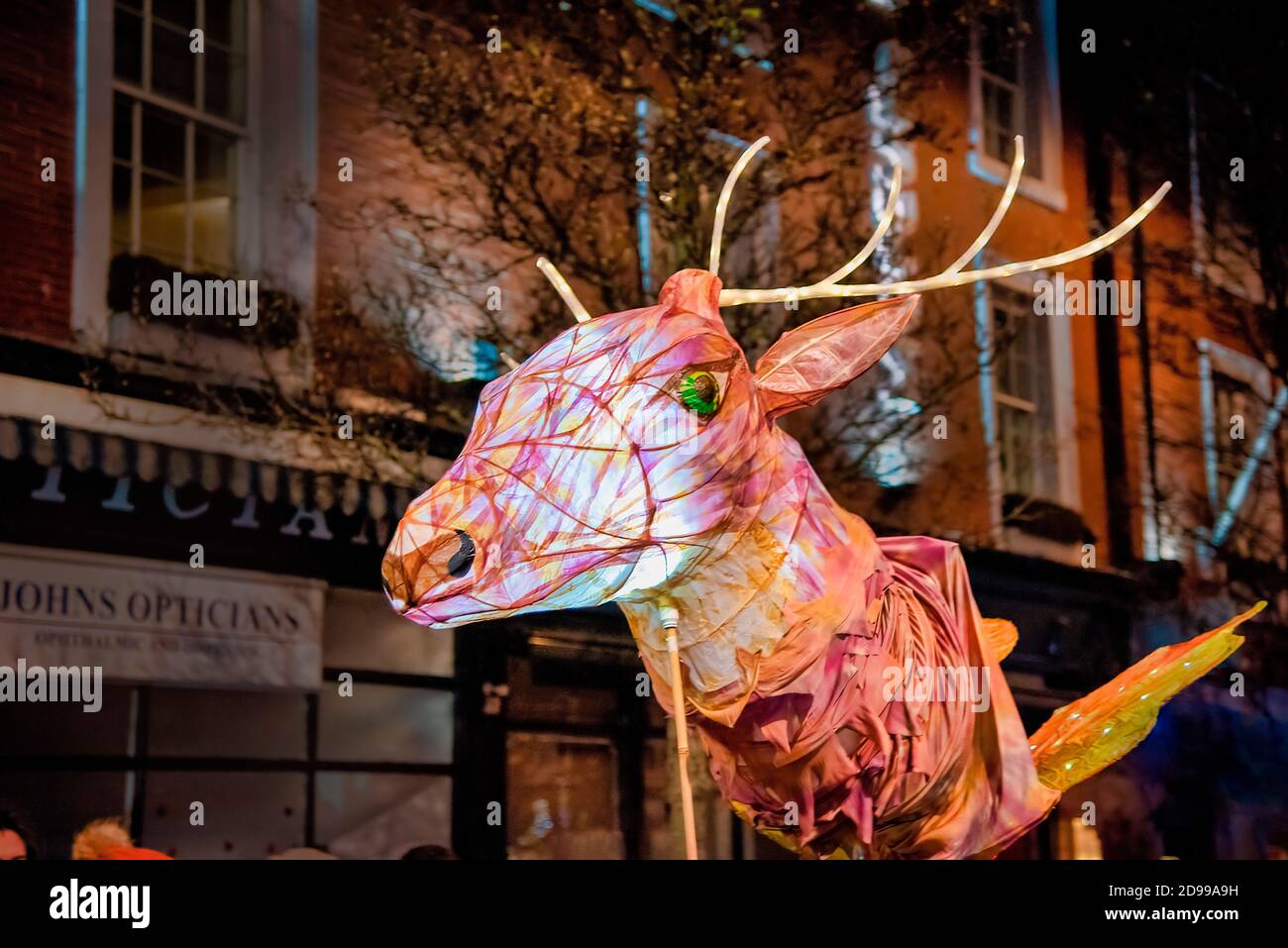 Nottigham, Reino Unido - Feb 2020: Linterna de papel, con forma de cabeza de ciervo que ilumina el desfile durante el festival anual de luces. Foto de stock