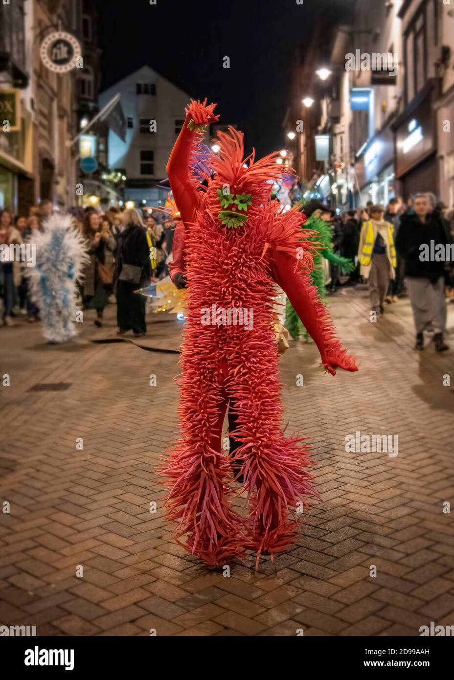 Nottigham, Reino Unido - Feb 2020: Figuras de monstruo de chabacón que encabezan el desfile en el festival anual de la luz Foto de stock