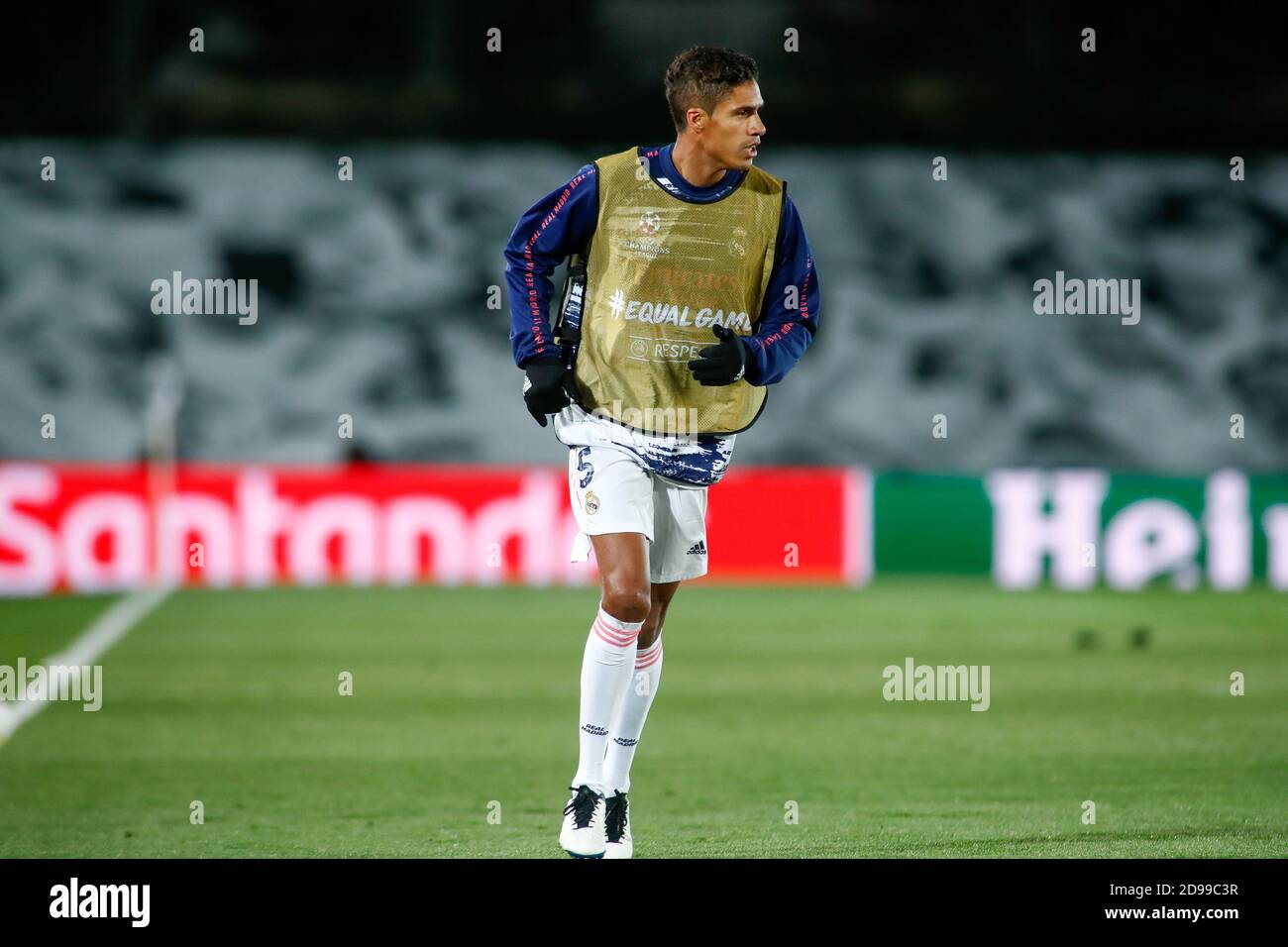 Madrid, España. 03 de noviembre de 2020. Raphael Varane del Real Madrid se calienta antes de la Liga de Campeones de la UEFA, Group Stage, el partido de fútbol del Grupo B entre el Real Madrid CF y el FC Internazionale el 3 de noviembre de 2020 en el estadio Alfredo Di Stefano en Valdebebas cerca de Madrid, España - Foto Oscar J Barroso / España DPPI / DPPI crédito: LM/DPPI/Oscar Barroso/Alamy Live News crédito: Gruppo Editoriale LiveMedia/Alamy Live News Foto de stock