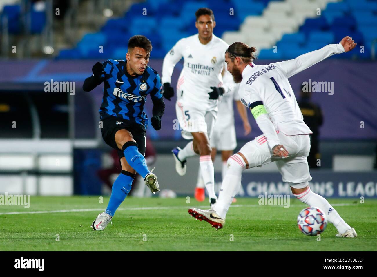 Madrid, España. 03 de noviembre de 2020. Lautaro Martínez del Inter y Sergio Ramos del Real Madrid en acción durante la Liga de Campeones de la UEFA, fase de Grupo, partido de fútbol del Grupo B entre el Real Madrid CF y el FC Internazionale el 3 de noviembre de 2020 en el estadio Alfredo Di Stefano en Valdebebas, cerca de Madrid, España - Foto Oscar J Barroso / España DPPI / DPPI crédito: LM/DPPI/Oscar Barroso/Alamy Live News crédito: Gruppo Editoriale LiveMedia/Alamy Live News Foto de stock