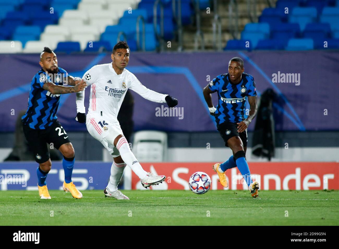 Madrid, España. 03 de noviembre de 2020. Carlos Henrique Casemiro del Real Madrid y Arturo Vidal del Inter en acción durante la Liga de Campeones de la UEFA, Group Stage, Group B partido de fútbol entre el Real Madrid CF y el FC Internazionale el 3 de noviembre de 2020 en el estadio Alfredo Di Stefano en Valdebebas, cerca de Madrid, España - Foto Oscar J Barroso / España DPPI / DPPI crédito: LM/DPPI/Oscar Barroso/Alamy Live News crédito: Gruppo Editoriale LiveMedia/Alamy Live News Foto de stock