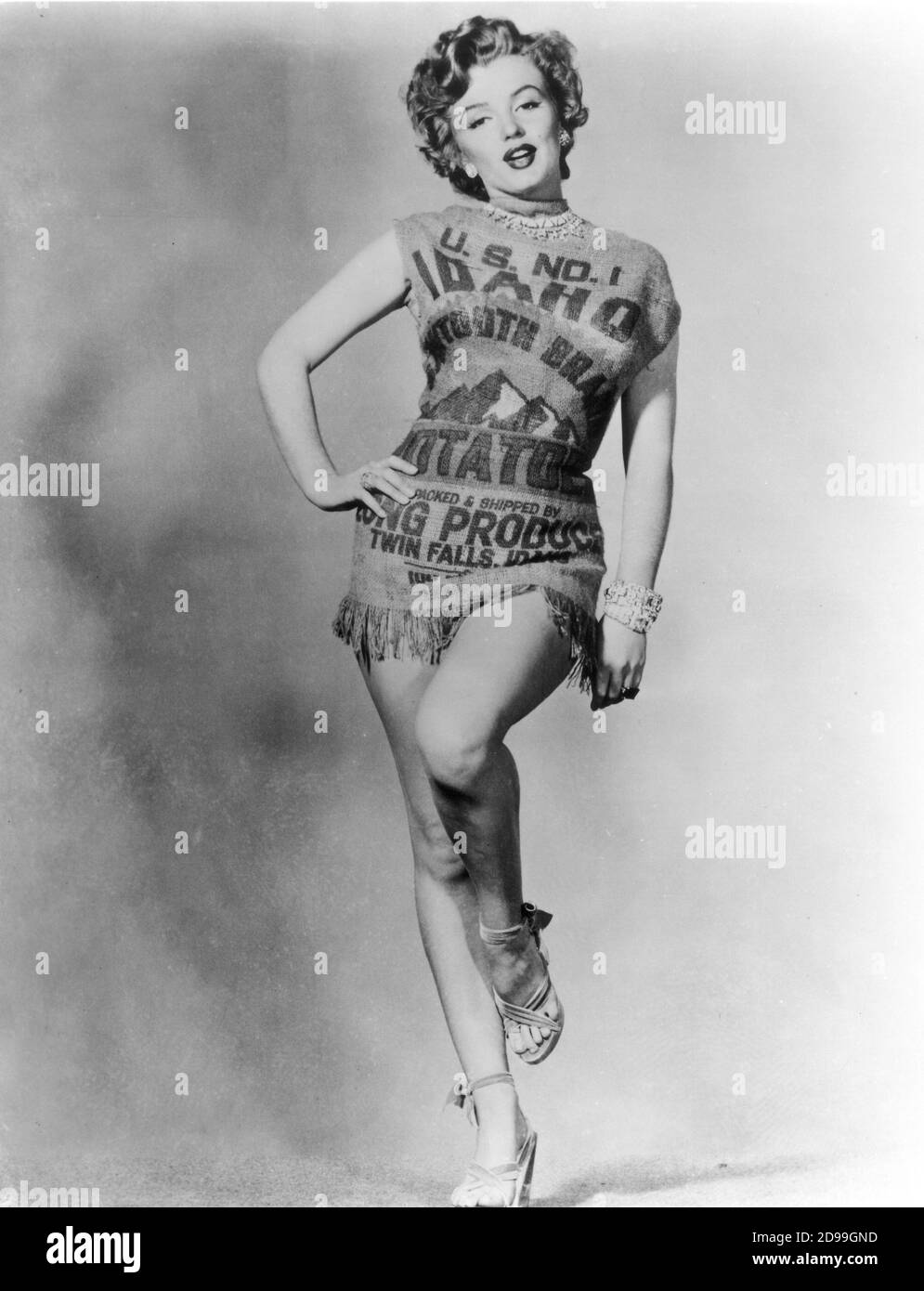 1951 , diciembre : MARILYN MONROE vestida con un saco de papa , siglo 20  Zorro aún pubblicidad - PIN UP - POSTURA LEGGY - SANDALS - SANDALI - JOYA -  JOYAS - JOYERÍA ---- Archivio GBB Fotografía de stock - Alamy