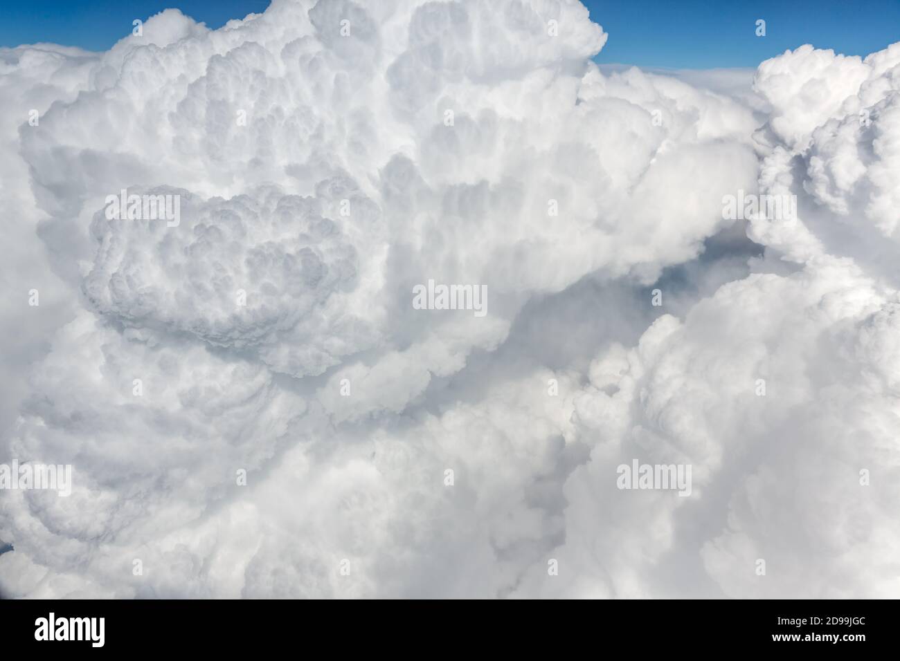 Nubes blancas y esponjosas, una vista desde la ventana del avión. Vista superior Foto de stock