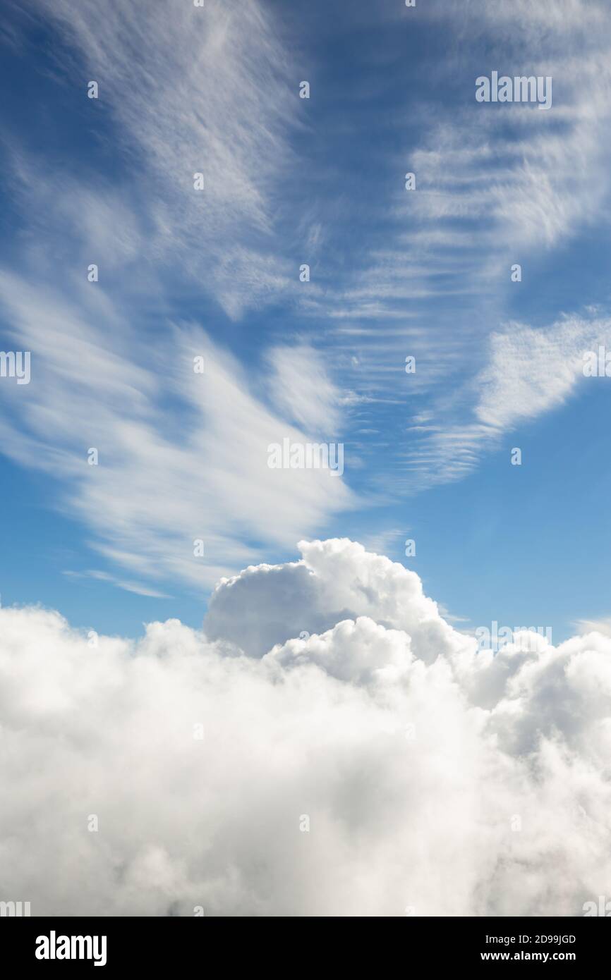 Nubes blancas y esponjosas, una vista desde la ventana del avión. Vista superior Foto de stock