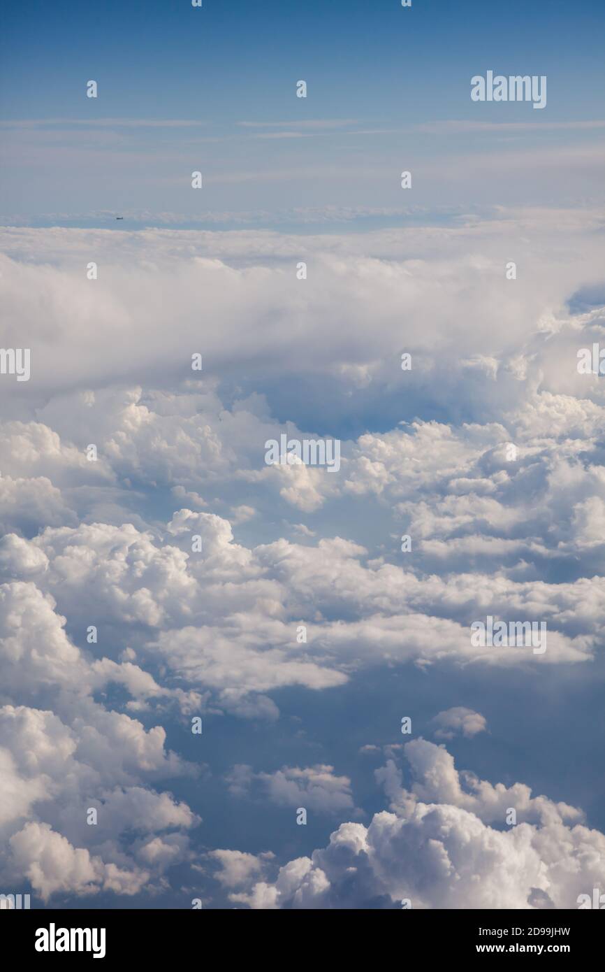 Nubes blancas y esponjosas, una vista desde la ventana del avión. Vista superior Foto de stock